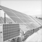 阿拉斯加冰天雪地中的太阳能发电设施。来源：BBC