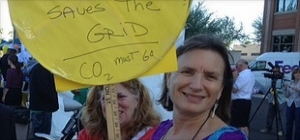 在ACC关于净计量的听证会开始，示威者现身支持太阳能。图片来源：The Sierra Club